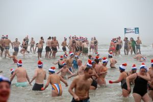 01-01-2020 NIEUWS; EGMOND AAN ZEE NIEUWJAARS DUIK. Duizenden dare dievils sprongen spontaan in de koude Noordzee vol met energie en adrenaline.Het was weer een groot succes en het word elk jaar drukker en drukker.
foto: Albert den Iseger 