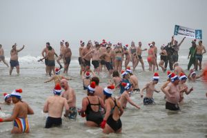 01-01-2020 NIEUWS; EGMOND AAN ZEE NIEUWJAARS DUIK. Duizenden dare dievils sprongen spontaan in de koude Noordzee vol met energie en adrenaline.Het was weer een groot succes en het word elk jaar drukker en drukker.
foto: Albert den Iseger 