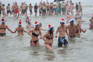 01-01-2020 NIEUWS; EGMOND AAN ZEE NIEUWJAARS DUIK. Duizenden dare dievils sprongen spontaan in de koude Noordzee vol met energie en adrenaline.Het was weer een groot succes en het word elk jaar drukker en drukker.
foto: Albert den Iseger 