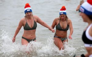 01-01-2020 NIEUWS; EGMOND AAN ZEE NIEUWJAARS DUIK. Duizenden dare dievils sprongen spontaan in de koude Noordzee vol met energie en adrenaline.Het was weer een groot succes en het word elk jaar drukker en drukker.
foto: Albert den Iseger 