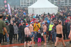 01-01-2020 NIEUWS; EGMOND AAN ZEE NIEUWJAARS DUIK. Duizenden dare dievils sprongen spontaan in de koude Noordzee vol met energie en adrenaline.Het was weer een groot succes en het word elk jaar drukker en drukker.
foto: Albert den Iseger 