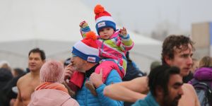 01-01-2020 NIEUWS; EGMOND AAN ZEE NIEUWJAARS DUIK. Duizenden dare dievils sprongen spontaan in de koude Noordzee vol met energie en adrenaline.Het was weer een groot succes en het word elk jaar drukker en drukker.
foto: Albert den Iseger 