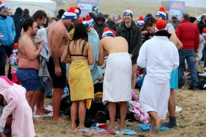 01-01-2020 NIEUWS; EGMOND AAN ZEE NIEUWJAARS DUIK. Duizenden dare dievils sprongen spontaan in de koude Noordzee vol met energie en adrenaline.Het was weer een groot succes en het word elk jaar drukker en drukker.
foto: Albert den Iseger 