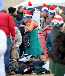 01-01-2020 NIEUWS; EGMOND AAN ZEE NIEUWJAARS DUIK. Duizenden dare dievils sprongen spontaan in de koude Noordzee vol met energie en adrenaline.Het was weer een groot succes en het word elk jaar drukker en drukker.
foto: Albert den Iseger 