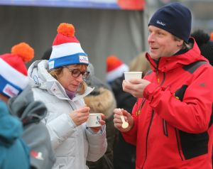 01-01-2020 NIEUWS; EGMOND AAN ZEE NIEUWJAARS DUIK. Duizenden dare dievils sprongen spontaan in de koude Noordzee vol met energie en adrenaline.Het was weer een groot succes en het word elk jaar drukker en drukker.
foto: Albert den Iseger 