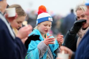 01-01-2020 NIEUWS; EGMOND AAN ZEE NIEUWJAARS DUIK. Duizenden dare dievils sprongen spontaan in de koude Noordzee vol met energie en adrenaline.Het was weer een groot succes en het word elk jaar drukker en drukker.
foto: Albert den Iseger 