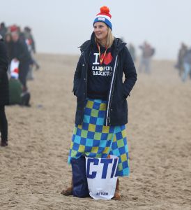 01-01-2020 NIEUWS; EGMOND AAN ZEE NIEUWJAARS DUIK. Duizenden dare dievils sprongen spontaan in de koude Noordzee vol met energie en adrenaline.Het was weer een groot succes en het word elk jaar drukker en drukker.
foto: Albert den Iseger 