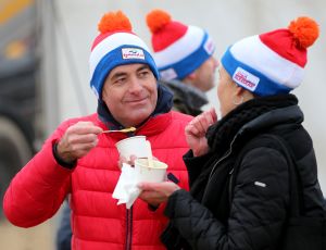 01-01-2020 NIEUWS; EGMOND AAN ZEE NIEUWJAARS DUIK. Duizenden dare dievils sprongen spontaan in de koude Noordzee vol met energie en adrenaline.Het was weer een groot succes en het word elk jaar drukker en drukker.
foto: Albert den Iseger 