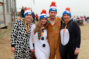 01-01-2020 NIEUWS; EGMOND AAN ZEE NIEUWJAARS DUIK. Duizenden dare dievils sprongen spontaan in de koude Noordzee vol met energie en adrenaline.Het was weer een groot succes en het word elk jaar drukker en drukker.
foto: Albert den Iseger 