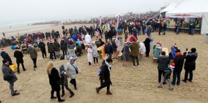 01-01-2020 NIEUWS; EGMOND AAN ZEE NIEUWJAARS DUIK. Duizenden dare dievils sprongen spontaan in de koude Noordzee vol met energie en adrenaline.Het was weer een groot succes en het word elk jaar drukker en drukker.
foto: Albert den Iseger 