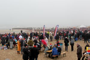 01-01-2020 NIEUWS; EGMOND AAN ZEE NIEUWJAARS DUIK. Duizenden dare dievils sprongen spontaan in de koude Noordzee vol met energie en adrenaline.Het was weer een groot succes en het word elk jaar drukker en drukker.
foto: Albert den Iseger 