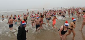 01-01-2020 NIEUWS; EGMOND AAN ZEE NIEUWJAARS DUIK. Duizenden dare dievils sprongen spontaan in de koude Noordzee vol met energie en adrenaline.Het was weer een groot succes en het word elk jaar drukker en drukker.
foto: Albert den Iseger 