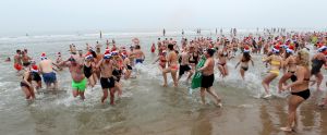 01-01-2020 NIEUWS; EGMOND AAN ZEE NIEUWJAARS DUIK. Duizenden dare dievils sprongen spontaan in de koude Noordzee vol met energie en adrenaline.Het was weer een groot succes en het word elk jaar drukker en drukker.
foto: Albert den Iseger 