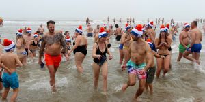 01-01-2020 NIEUWS; EGMOND AAN ZEE NIEUWJAARS DUIK. Duizenden dare dievils sprongen spontaan in de koude Noordzee vol met energie en adrenaline.Het was weer een groot succes en het word elk jaar drukker en drukker.
foto: Albert den Iseger 