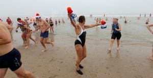 01-01-2020 NIEUWS; EGMOND AAN ZEE NIEUWJAARS DUIK. Duizenden dare dievils sprongen spontaan in de koude Noordzee vol met energie en adrenaline.Het was weer een groot succes en het word elk jaar drukker en drukker.
foto: Albert den Iseger 