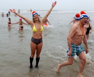 01-01-2020 NIEUWS; EGMOND AAN ZEE NIEUWJAARS DUIK. Duizenden dare dievils sprongen spontaan in de koude Noordzee vol met energie en adrenaline.Het was weer een groot succes en het word elk jaar drukker en drukker.
foto: Albert den Iseger 