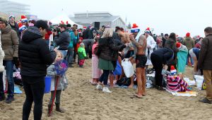 01-01-2020 NIEUWS; EGMOND AAN ZEE NIEUWJAARS DUIK. Duizenden dare dievils sprongen spontaan in de koude Noordzee vol met energie en adrenaline.Het was weer een groot succes en het word elk jaar drukker en drukker.
foto: Albert den Iseger 