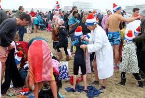 01-01-2020 NIEUWS; EGMOND AAN ZEE NIEUWJAARS DUIK. Duizenden dare dievils sprongen spontaan in de koude Noordzee vol met energie en adrenaline.Het was weer een groot succes en het word elk jaar drukker en drukker.
foto: Albert den Iseger 