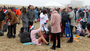 01-01-2020 NIEUWS; EGMOND AAN ZEE NIEUWJAARS DUIK. Duizenden dare dievils sprongen spontaan in de koude Noordzee vol met energie en adrenaline.Het was weer een groot succes en het word elk jaar drukker en drukker.
foto: Albert den Iseger 