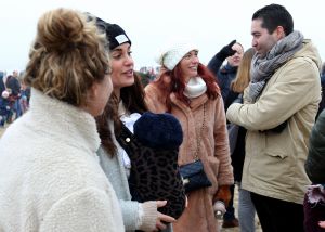 01-01-2020 NIEUWS; EGMOND AAN ZEE NIEUWJAARS DUIK. Duizenden dare dievils sprongen spontaan in de koude Noordzee vol met energie en adrenaline.Het was weer een groot succes en het word elk jaar drukker en drukker.
foto: Albert den Iseger 