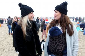 01-01-2020 NIEUWS; EGMOND AAN ZEE NIEUWJAARS DUIK. Duizenden dare dievils sprongen spontaan in de koude Noordzee vol met energie en adrenaline.Het was weer een groot succes en het word elk jaar drukker en drukker.
foto: Albert den Iseger 