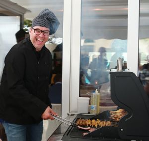 20-01-2023 SHOWBIZZ; FRANS BAUER WEER AAN DE LIJN. Frans wil er 20 kilo af maar gaat dat lukken. In het verleden heeft Frans ook aan de lijn gedaan en dat ging lukken.Ondanks af en toe een Chineesje of een flinke zak patat met teveel mayo. Frans verkeerde toen binnen no time in een top conditie en weer maatje 48. Maar of dat nu ook gaat lukken, de tijd zal het leren. Mariska doet snacht de koelkast op slot en snoep komt niet meer in de villa. We gaan het meemaken.
Foto: Albert den Iseger