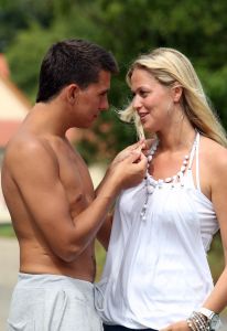 28-07-2009 SHOWBIZZ; LIZA EN JAN SMIT OP LIEFDES VAKANTIE IN FRANKRIJK. Liza Plat en Jan Smit waren samen vertrokken voor een liefdes vakantie op het platte land van Frankrijk. Weg van media en fotografen. Het Prive speurneuzen team wist hen na enkele dagen toch te vinden. Jan sportief als altijd vond het een wereldprestatie dat we hem gevonden hadden en werkte volledig mee aan een indrukwekkende liefdes fotoreportage.
foto: Albert den Iseger.