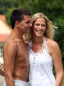 28-07-2009 SHOWBIZZ; LIZA EN JAN SMIT OP LIEFDES VAKANTIE IN FRANKRIJK. Liza Plat en Jan Smit waren samen vertrokken voor een liefdes vakantie op het platte land van Frankrijk. Weg van media en fotografen. Het Prive speurneuzen team wist hen na enkele dagen toch te vinden. Jan sportief als altijd vond het een wereldprestatie dat we hem gevonden hadden en werkte volledig mee aan een indrukwekkende liefdes fotoreportage.
foto: Albert den Iseger.