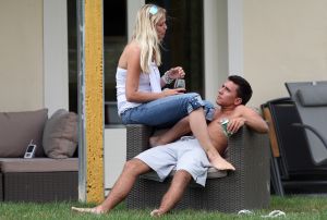 28-07-2009 SHOWBIZZ; LIZA EN JAN SMIT OP LIEFDES VAKANTIE IN FRANKRIJK. Liza Plat en Jan Smit waren samen vertrokken voor een liefdes vakantie op het platte land van Frankrijk. Weg van media en fotografen. Het Prive speurneuzen team wist hen na enkele dagen toch te vinden. Jan sportief als altijd vond het een wereldprestatie dat we hem gevonden hadden en werkte volledig mee aan een indrukwekkende liefdes fotoreportage.
foto: Albert den Iseger.