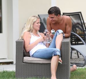 28-07-2009 SHOWBIZZ; LIZA EN JAN SMIT OP LIEFDES VAKANTIE IN FRANKRIJK. Liza Plat en Jan Smit waren samen vertrokken voor een liefdes vakantie op het platte land van Frankrijk. Weg van media en fotografen. Het Prive speurneuzen team wist hen na enkele dagen toch te vinden. Jan sportief als altijd vond het een wereldprestatie dat we hem gevonden hadden en werkte volledig mee aan een indrukwekkende liefdes fotoreportage.
foto: Albert den Iseger.