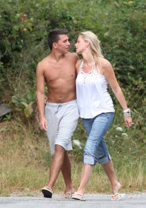 28-07-2009 SHOWBIZZ; LIZA EN JAN SMIT OP LIEFDES VAKANTIE IN FRANKRIJK. Liza Plat en Jan Smit waren samen vertrokken voor een liefdes vakantie op het platte land van Frankrijk. Weg van media en fotografen. Het Prive speurneuzen team wist hen na enkele dagen toch te vinden. Jan sportief als altijd vond het een wereldprestatie dat we hem gevonden hadden en werkte volledig mee aan een indrukwekkende liefdes fotoreportage.
foto: Albert den Iseger.