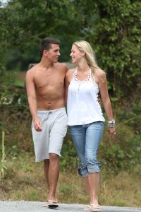 28-07-2009 SHOWBIZZ; LIZA EN JAN SMIT OP LIEFDES VAKANTIE IN FRANKRIJK. Liza Plat en Jan Smit waren samen vertrokken voor een liefdes vakantie op het platte land van Frankrijk. Weg van media en fotografen. Het Prive speurneuzen team wist hen na enkele dagen toch te vinden. Jan sportief als altijd vond het een wereldprestatie dat we hem gevonden hadden en werkte volledig mee aan een indrukwekkende liefdes fotoreportage.
foto: Albert den Iseger.