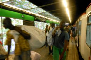 06-07-2015 NIEUWS; BOOTVLUCHTELINGEN OVERSPOELEN OOK BARCELONA. Na Italie is nu ook Barcelona in de ban van de bootvluchtelingen die zich onbeschoft en agressief gedragen oa in de metro.
foto:Albert den Iseger