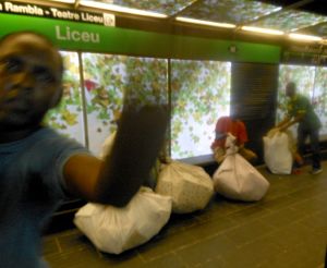 
06-07-2015 NIEUWS; BOOTVLUCHTELINGEN OVERSPOELEN OOK BARCELONA. Na Italie is nu ook Barcelona in de ban van de bootvluchtelingen die zich onbeschoft en agressief gedragen oa in de metro.
foto:Albert den Iseger