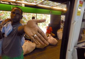 
06-07-2015 NIEUWS; BOOTVLUCHTELINGEN OVERSPOELEN OOK BARCELONA. Na Italie is nu ook Barcelona in de ban van de bootvluchtelingen die zich onbeschoft en agressief gedragen oa in de metro.
foto:Albert den Iseger