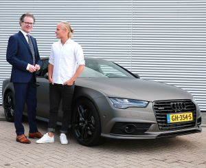 16-07-2015 SHOWBIZZ; KOEN VERWEIJ KRIJGT NIEUWE AUDI A7 SPORTBACK VAN MARTIN SCHILDER TE ALKMAAR. De WK schaatser mag voortaan rondrijden in een echt race monster van MARTIN SCHILDER uit Alkmaar. de met enkele honderden PK s uitgeruste AUDI A7 zal Koen veilig overal heen brengen. Hij is haastig op zoek naar een nieuwe schaats ploeg zo vertelde hij.
foto: Albert den Iseger