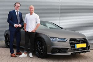 16-07-2015 SHOWBIZZ; KOEN VERWEIJ KRIJGT NIEUWE AUDI A7 SPORTBACK VAN MARTIN SCHILDER TE ALKMAAR. De WK schaatser mag voortaan rondrijden in een echt race monster van MARTIN SCHILDER uit Alkmaar. de met enkele honderden PK s uitgeruste AUDI A7 zal Koen veilig overal heen brengen. Hij is haastig op zoek naar een nieuwe schaats ploeg zo vertelde hij.
foto: Albert den Iseger