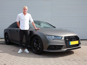 16-07-2015 SHOWBIZZ; KOEN VERWEIJ KRIJGT NIEUWE AUDI A7 SPORTBACK VAN MARTIN SCHILDER TE ALKMAAR. De WK schaatser mag voortaan rondrijden in een echt race monster van MARTIN SCHILDER uit Alkmaar. de met enkele honderden PK s uitgeruste AUDI A7 zal Koen veilig overal heen brengen. Hij is haastig op zoek naar een nieuwe schaats ploeg zo vertelde hij.
foto: Albert den Iseger