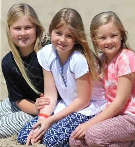 15-07-2015 KONINKLIJK HUIS; KONINGIN MAXIMA EN KONING WILLEM-ALEXANDER EN DE PRINSESSEN POSEREN OP STRAND VAN WASSENAAR. Koning Willem-Alexander en Koningin Mxima met hun dochters de Prinsessen Catharina-Amalia, Alexia en Ariane en de honden Skipper en Nala hond poseren voor de jaarlijkse fotosessie op het strand van Wassenaar.
foto: Albert den Iseger