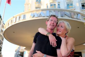 01-07-2015 SHOWBIZZ; VIOLA HOLT VERTELT ECHT ALLES IN WEEKBLAD PRIVE. Viola en Peter Holt zijn 25 jaar getrouwd en gingen samen met de PRIVE op hun 2de huwelijksreis naar waar het allemaal begon, CANNES.
foto: Albert den Iseger