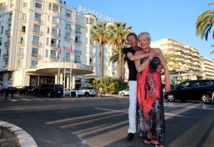 01-07-2015 SHOWBIZZ; VIOLA HOLT VERTELT ECHT ALLES IN WEEKBLAD PRIVE. Viola en Peter Holt zijn 25 jaar getrouwd en gingen samen met de PRIVE op hun 2de huwelijksreis naar waar het allemaal begon, CANNES.
foto: Albert den Iseger