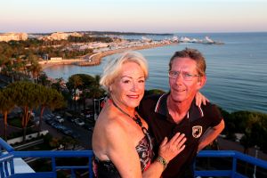 01-07-2015 SHOWBIZZ; VIOLA HOLT VERTELT ECHT ALLES IN WEEKBLAD PRIVE. Viola en Peter Holt zijn 25 jaar getrouwd en gingen samen met de PRIVE op hun 2de huwelijksreis naar waar het allemaal begon, CANNES.
foto: Albert den Iseger