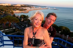 01-07-2015 SHOWBIZZ; VIOLA HOLT VERTELT ECHT ALLES IN WEEKBLAD PRIVE. Viola en Peter Holt zijn 25 jaar getrouwd en gingen samen met de PRIVE op hun 2de huwelijksreis naar waar het allemaal begon, CANNES.
foto: Albert den Iseger