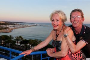 01-07-2015 SHOWBIZZ; VIOLA HOLT VERTELT ECHT ALLES IN WEEKBLAD PRIVE. Viola en Peter Holt zijn 25 jaar getrouwd en gingen samen met de PRIVE op hun 2de huwelijksreis naar waar het allemaal begon, CANNES.
foto: Albert den Iseger