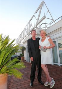 01-07-2015 SHOWBIZZ; VIOLA HOLT VERTELT ECHT ALLES IN WEEKBLAD PRIVE. Viola en Peter Holt zijn 25 jaar getrouwd en gingen samen met de PRIVE op hun 2de huwelijksreis naar waar het allemaal begon, CANNES.
foto: Albert den Iseger