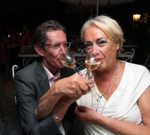 01-07-2015 SHOWBIZZ; VIOLA HOLT VERTELT ECHT ALLES IN WEEKBLAD PRIVE. Viola en Peter Holt zijn 25 jaar getrouwd en gingen samen met de PRIVE op hun 2de huwelijksreis naar waar het allemaal begon, CANNES.
foto: Albert den Iseger