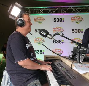 15-07-2016 SHOWBIZZ; FRANK DANE EN RADIO 538 OP VISITE BIJ HENNY HUISMAN.
Het was weer een prachtige radio 538 show in de tuin bij Henny Huisman. Veel lachen, grapjes en helemaal uit Groningen was daar de enige echte JACQUES D ANCONA als gast voor zijn vriend Henny Huisman. Op het prachtige landgoed van Nikki en Frank Lacroix in Bakkum was het een en al gezelligheid.
foto: Albert den Iseger