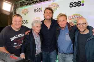 15-07-2016 SHOWBIZZ; FRANK DANE EN RADIO 538 OP VISITE BIJ HENNY HUISMAN. Het was weer een prachtige radio 538 show in de tuin bij Henny Huisman. Veel lachen, grapjes en helemaal uit Groningen was daar de enige echte JACQUES D ANCONA als gast voor zijn vriend Henny Huisman. Op het prachtige landgoed van Nikki en Frank Lacroix in Bakkum was het een en al gezelligheid. foto: Albert den Iseger