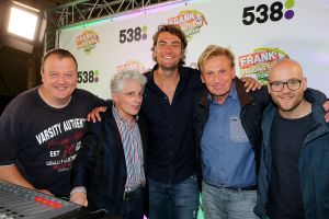 15-07-2016 SHOWBIZZ; FRANK DANE EN RADIO 538 OP VISITE BIJ HENNY HUISMAN.
Het was weer een prachtige radio 538 show in de tuin bij Henny Huisman. Veel lachen, grapjes en helemaal uit Groningen was daar de enige echte JACQUES D ANCONA als gast voor zijn vriend Henny Huisman. Op het prachtige landgoed van Nikki en Frank Lacroix in Bakkum was het een en al gezelligheid.
foto: Albert den Iseger