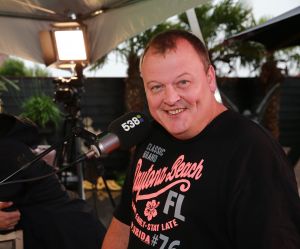 04-07-2016 SHOWBIZZ; GERARD JOLING BIJ FRANK DANA IN DE FRANK EN VRIJDAG SHOW. Op radio 538 is elke vrijdagavond  de Frank en Vrijdag show. Nu op visite bij Gerard Joling in de tuin. Het was weer lachen, gieren en brullen, thuis bij Gerard. Luister en huiver op deze vrijdagavond radio show, bol van onthullingen,knipoogjes en vooral veel lachen.
foto: Albert den Iseger